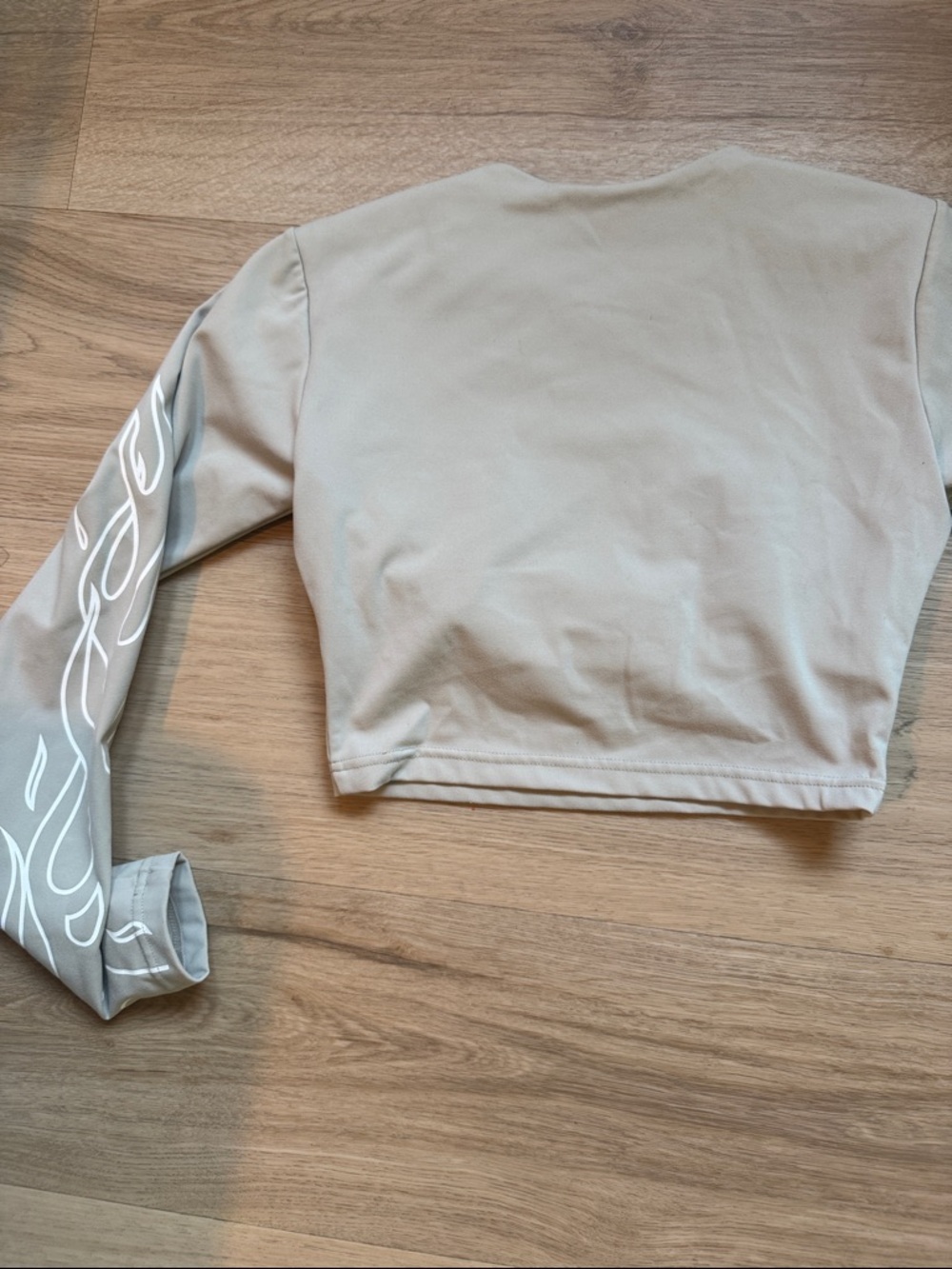 Darc Sport Wolves Long-Sleeve Crop Top in Light Gray - Picture 3 of 4